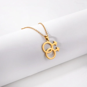 Detail van in elkaar grijpende mannelijke symbolen hanger op een gouden stalen ketting