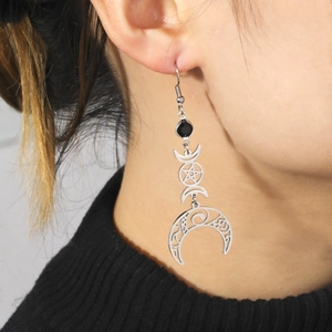 Détail des boucles d'oreilles croissant de lune et étoile en acier inoxydable argenté
