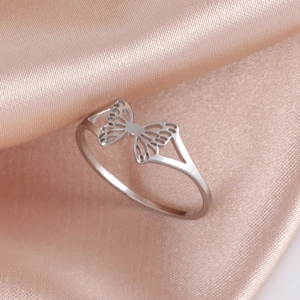 Detalle macro de un anillo de acero inoxidable pulido con elegante diseño de mariposa