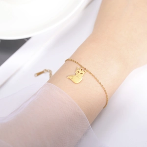 Elegante pulsera de acero inoxidable dorado con dije de zorro y detalles calados para mujer