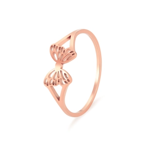Anillo de mariposa elegante en oro rosa con delicado diseño de alas huecas sobre fondo blanco