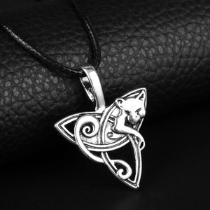Makroansicht des Vintage-Silber-Katzenanhängers mit keltischem Triquetra-Knoten Motiv