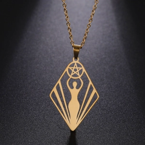 Makroaufnahme des goldenen Wicca-Anhängers mit Pentagramm und Göttinnen-Silhouette