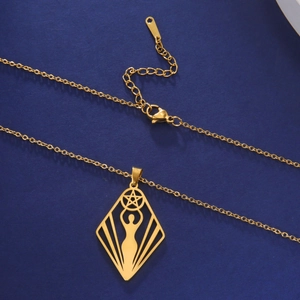 Makroaufnahme einer goldenen Edelstahlkette mit Silhouette-Anhänger auf blauem Grund
