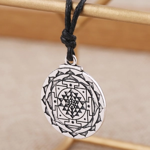Collar con colgante eslavo de la riqueza, patrón de mandala Sri Yantra y cordón negro