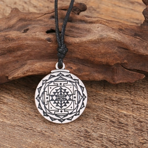 Colgante eslavo de riqueza con patrón Sri Yantra plateado en collar de cordón negro