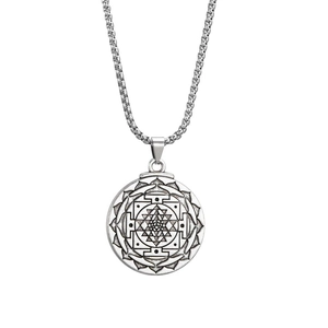 Detalle del símbolo Sri Yantra grabado en un colgante de riqueza de aleación vintage
