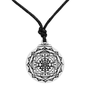 Colgante eslavo de la riqueza con diseño mandala plateado y cordón negro estilo retro