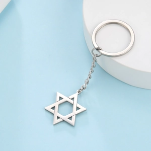 Porte-clés étoile hexagramme en acier inoxydable poli avec chaîne sur fond bleu clair