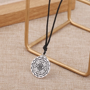Vista detallada del colgante mandala Sri Yantra plateado retro con cordón trenzado