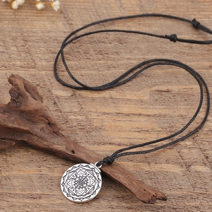 Vista de detalle del amuleto eslavo con grabado Sri Yantra sobre madera
