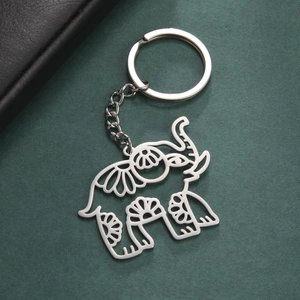 Hohlfömiger Elefant-Schlüsselanhänger aus Edelstahl mit Blumenmuster auf grünem Grund