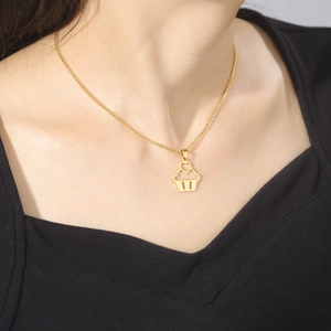 Chaîne en acier doré avec pendentif cupcake cœur portée au cou