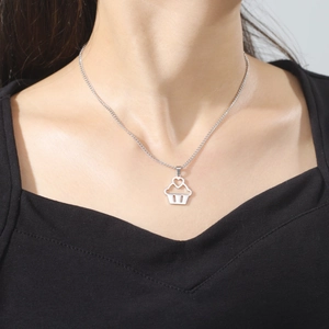 Gros plan d'un pendentif cupcake en argent avec cœur sur une fine chaîne en O élégante