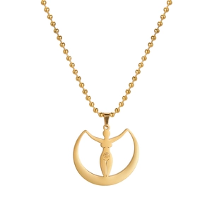Collier déesse de la lune dorée avec chaîne à billes en acier inoxydable sur fond blanc