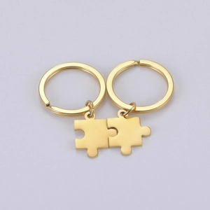 Vue macro de porte-clés puzzle dorés pour couples avec une finition métallique polie