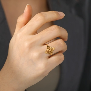 Vintage Ring aus Gold-Titanstahl mit filigranem geometrischem Rauten-Blumenmuster