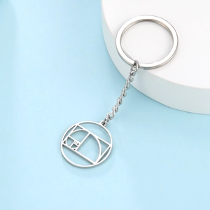Vue détaillée d'un porte-clés en acier inoxydable avec un pendentif géométrique spirale de Fibonacci