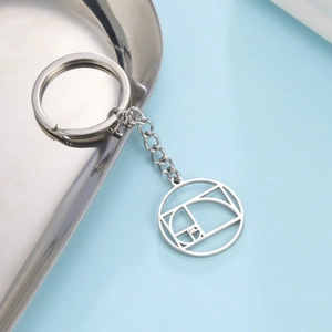 Détail du porte-clés en acier inoxydable avec pendentif spirale du nombre d'or