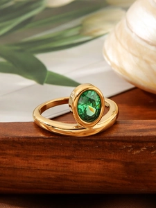 Dettaglio di un anello vintage in oro 18 carati con una grande gemma verde ovale
