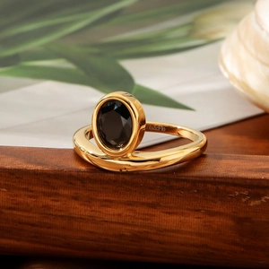 Anello vintage francese in acciaio al titanio con gemma nera ovale e placcatura oro