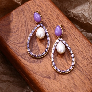Pendientes de perlas barrocas con piedras violetas y colgantes de circonita