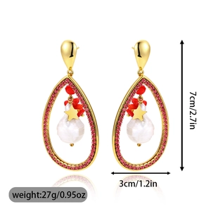 Vista detallada de pendientes de gota con circonitas rosas y perlas barrocas blancas