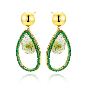 Pendientes de gota de oro con circonitas verdes y colgantes de flores secas naturales