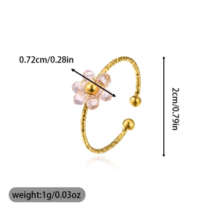 Detail shot of golden flower ring showing dimensions 0.72cm and 1g weight specs