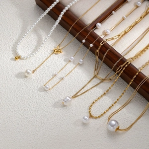 Elegante 18k vergoldete Süßwasserperlenhalskette mit stilvollem Anhänger für Damen