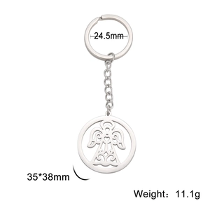 Porte-clés en acier inoxydable poli avec pendentif ange ajouré et motif cœur avec chaîne