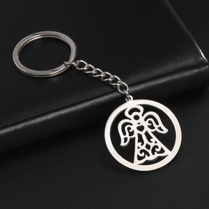 Détail du porte-clés en acier inoxydable argenté avec pendentif ange évidé et motif cœur