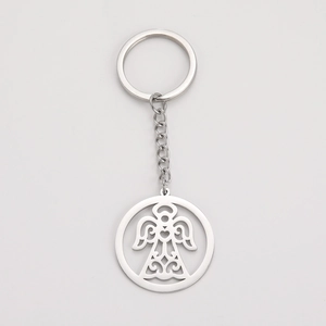 Vue détaillée du porte-clés en acier inoxydable argenté avec pendentif ange évidé
