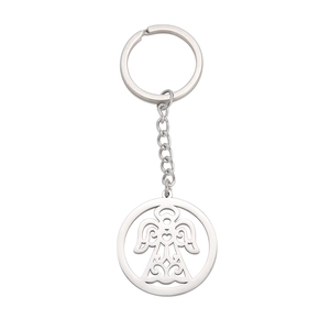 Porte-clés en acier titane avec pendentif ange évidé et chaîne sur fond blanc pur