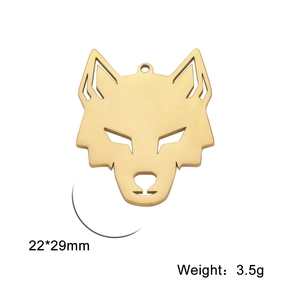 Detalle macro del colgante de cabeza de lobo punk dorado con dimensiones 22x29mm y 3,5g