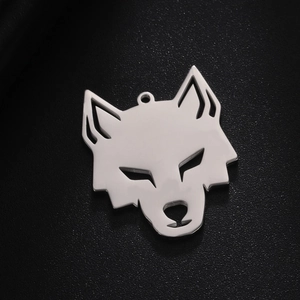 Colgante cabeza de lobo de acero inoxidable pulido con diseño calado sobre negro