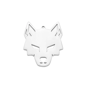Primer plano de un colgante de cabeza de lobo en acero inoxidable pulido para collares