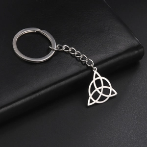 Porte-clés minimaliste en acier inoxydable avec pendentif nœud celtique sur cuir noir