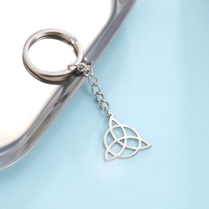 Détail macro du porte-clés en acier inoxydable poli avec pendentif nœud celtique triquetra