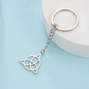 Détail d'un porte-clés en acier inoxydable avec pendentif poli en forme de nœud celte