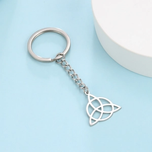 Vue détaillée du pendentif nœud Triquetra en acier inoxydable avec anneau et chaîne