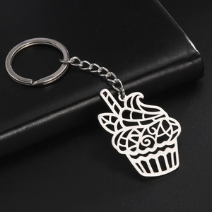 Détail macro du porte-clés pendentif cupcake en acier inoxydable argenté sur cuir noir