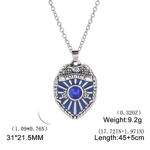 Collana con distintivo della polizia con aquila e pietra blu su catena d'argento