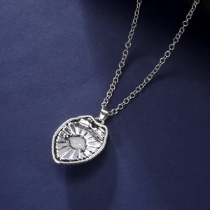Collana etnica in lega d'argento con pendente a medaglia blu e trama in rilievo