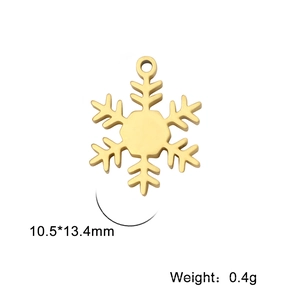 Vue détaillée d'un pendentif flocon doré mesurant 10,5x13,4mm et pesant environ 0,4g