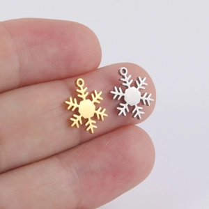 Pendentifs flocon de neige en acier inoxydable doré et argenté tenus à la main
