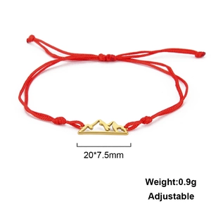 Detail eines verstellbaren roten Armbands mit goldfarbenem Hohlberg-Anhänger