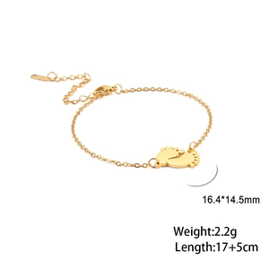 Détail du pendentif empreinte doré avec dimensions 16,4x14,5 mm et chaîne de 17+5 cm