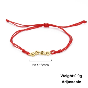 Detailansicht Rotes Armband mit Maßen 23,9x8mm und vier goldenen Pfotenabdruck-Anhängern