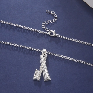 Detalle del colgante de pasta de dientes y cepillo con brillantes diamantes de imitación